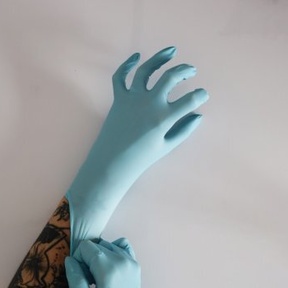 AD GLOVES3 600 350 85 c1